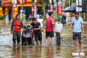 Tiểu thương ở Bát Tràng xót xa đập bỏ những cặp lục bình cả trăm triệu bị vỡ, mẻ do lũ