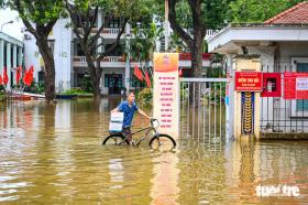 Tiểu thương ở Bát Tràng xót xa đập bỏ những cặp lục bình cả trăm triệu bị vỡ, mẻ do lũ