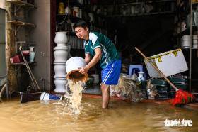 Tiểu thương ở Bát Tràng xót xa đập bỏ những cặp lục bình cả trăm triệu bị vỡ, mẻ do lũ  第12张