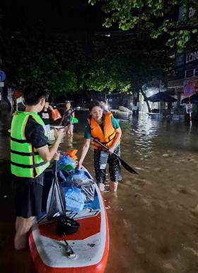 Hai vợ chồng U60 tại Thái Nguyên chèo SUP cả ngày lẫn tối mang cơm hộp và hỗ trợ đưa người ra ngoài