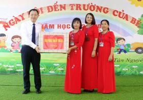 Chánh Văn phòng Tỉnh ủy An Hoàng Linh dự khai giảng tại xã Tân Nguyên