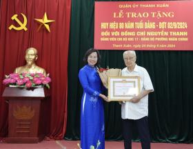 Quận ủy Thanh Xuân trao Huy hiệu 80 năm tuổi Đảng tặng đảng viên Nguyễn Thanh