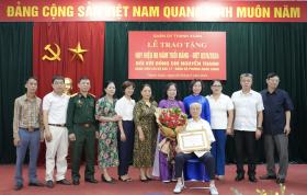 Quận ủy Thanh Xuân trao Huy hiệu 80 năm tuổi Đảng tặng đảng viên Nguyễn Thanh