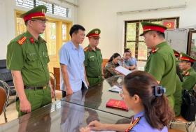  Khởi tố nguyên Phó Chủ tịch xã lập khống hồ sơ cấp &apos;sổ đỏ&apos; cho vợ 