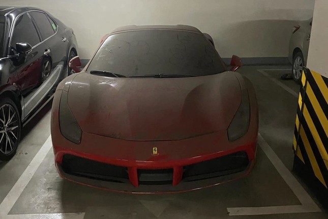  Siêu xe Ferrari 488 nằm phủ bụi trong hầm chung cư ở Hà Nội 