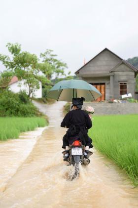 Đang rước dâu gặp sạt lở, chú rể người Nùng gửi xe hoa làm điều bất ngờ  第2张