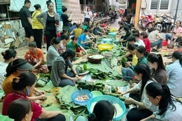 Hàng chục xe tải chở đầy hàng hóa ra miền Bắc cứu trợ đồng bào  第16张