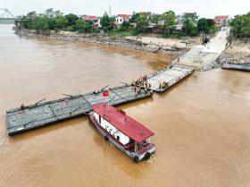 Sông Hồng chảy xiết, nghiên cứu dùng phà quân sự khi chưa tái lắp cầu phao Phong Châu