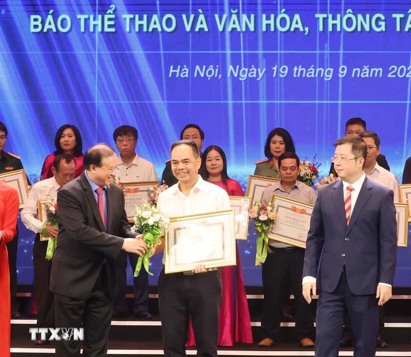  Trao tặng thưởng tác phẩm lý luận, phê bình văn học, nghệ thuật xuất bản 2023 