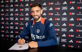 Bruno Fernandes gia hạn hợp đồng với Man Utd