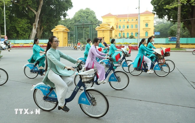  Diễu hành áo dài kết nối du lịch và di sản Hà Nội năm 2024 