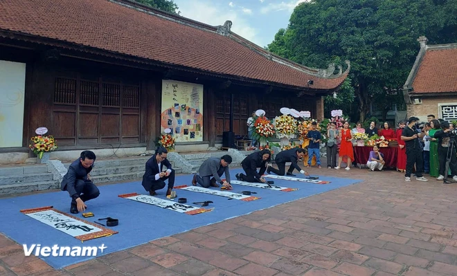  Ngắm hàng trăm bức thư pháp trưng bày trong không gian nghệ thuật ánh sáng 