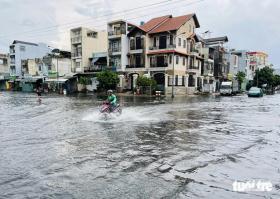 Hẻm ngập nửa tháng, đường như ‘ao cá’ ở Bình Tân: Trước mắt thường xuyên nạo vét cống  第2张