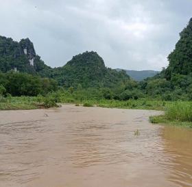 Bão quét sạch hoa màu, cha mẹ khóc ròng vì không có tiền cho con chữa bệnh