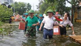 Nghệ sĩ Nhân dân Xuân Bắc lội nước đến đầu gối, Tự Long chèo thuyền đi trao quà Trung thu ở vùng ngập nặng