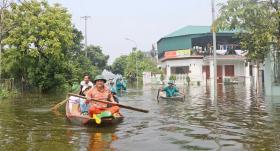 Nghệ sĩ Nhân dân Xuân Bắc lội nước đến đầu gối, Tự Long chèo thuyền đi trao quà Trung thu ở vùng ngập nặng