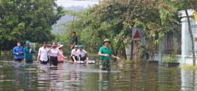 Nghệ sĩ Nhân dân Xuân Bắc lội nước đến đầu gối, Tự Long chèo thuyền đi trao quà Trung thu ở vùng ngập nặng  第10张