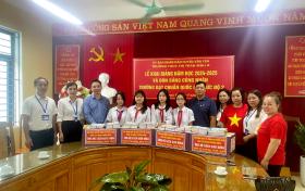 Ban liên lạc Hội đồng niên họ Phan 1976 Việt Nam trao tặng đồ dùng học tập và chăn ấm cho học sinh tại Văn Yên