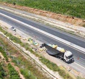 Xe khách tông đuôi xe tải trên cao tốc Phan Thiết - Dầu Giây, 5 nạn nhân nhập viện  第3张