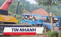  2 xe đầu kéo tông nhau, 1 xe lao vào nhà dân bốc cháy 