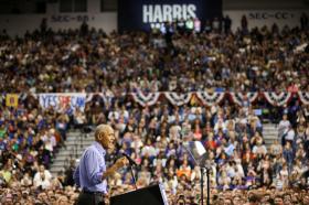 Ông Obama vận động cho bà Harris, từ 'Yes we can' đổi thành 'Yes she can'