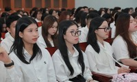  Trao tặng gần 8 tỉ đồng học bổng cho sinh viên 