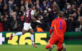 Aston Villa lợi dụng thói quen dâng cao của Neuer 