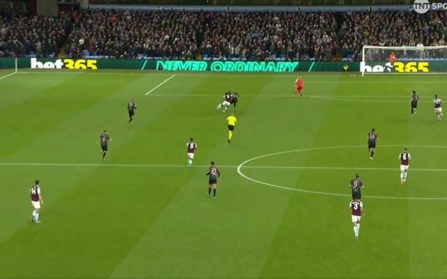 Aston Villa lợi dụng thói quen dâng cao của Neuer 