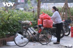 Hà Nội se lạnh vào sáng sớm, người dân khoác áo ấm ra đường