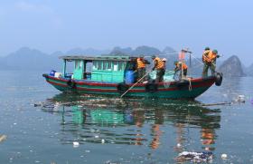 Quảng Ninh xử lý lượng rác thải khổng lồ trên vịnh Hạ Long sau siêu bão số 3 (Yagi) thế nào?