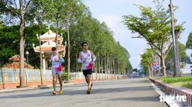 Về Đồng Tháp chạy marathon, ăn canh chua cá linh