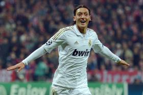 Mesut Ozil: Sở thích tình dục bệnh hoạn, tán cả bạn gái đồng nghiệp