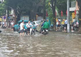 Hà Nội: Đầu tuần trường học bất ngờ ngập sâu, phụ huynh nháo nhác